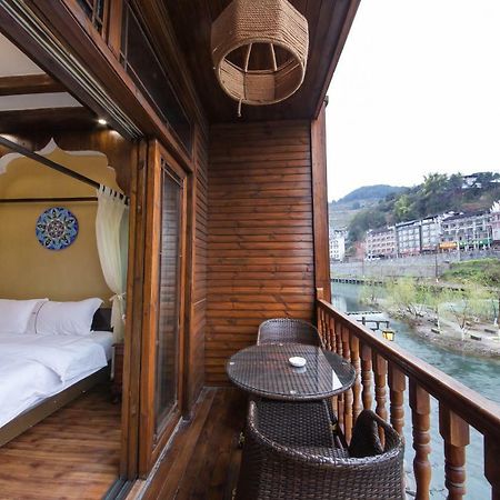 Flower Time Inn Fenghuang Exterior photo